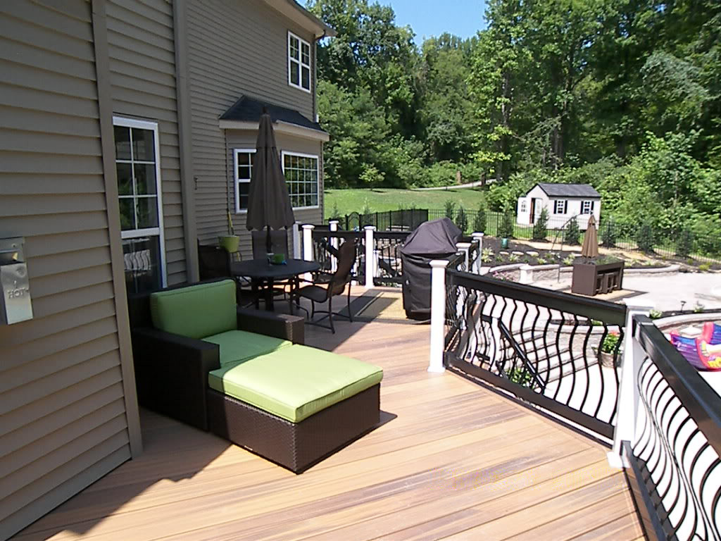 HNH Deck & Porch Fiberon composite deck with Deckorators rail.