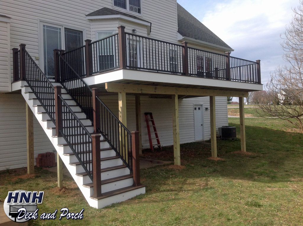 Trex Transcend composite deck with a straight staircase using Westbury aluminum railing.