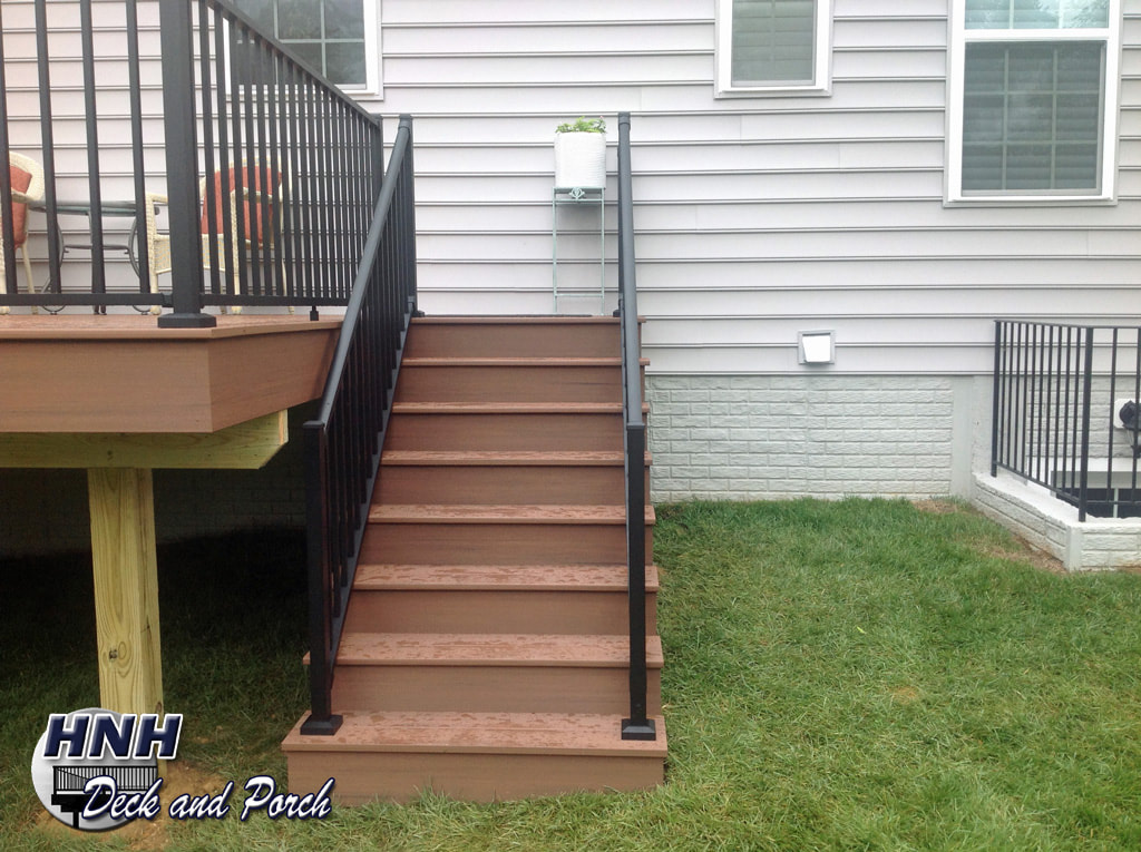 Trex Transcend composite deck with straight staircase using Westbury aluminum railing.