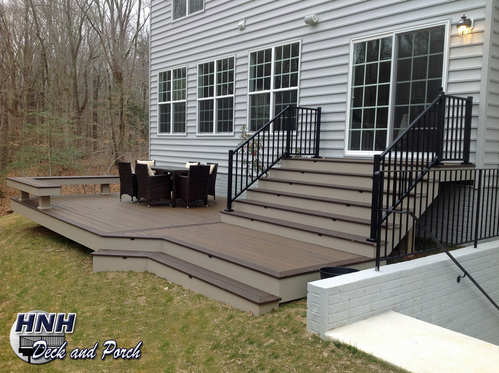 Trex Transcend composite patio deck and bench using Spiced Rum and Vintage Lantern. Westbury aluminum railing.