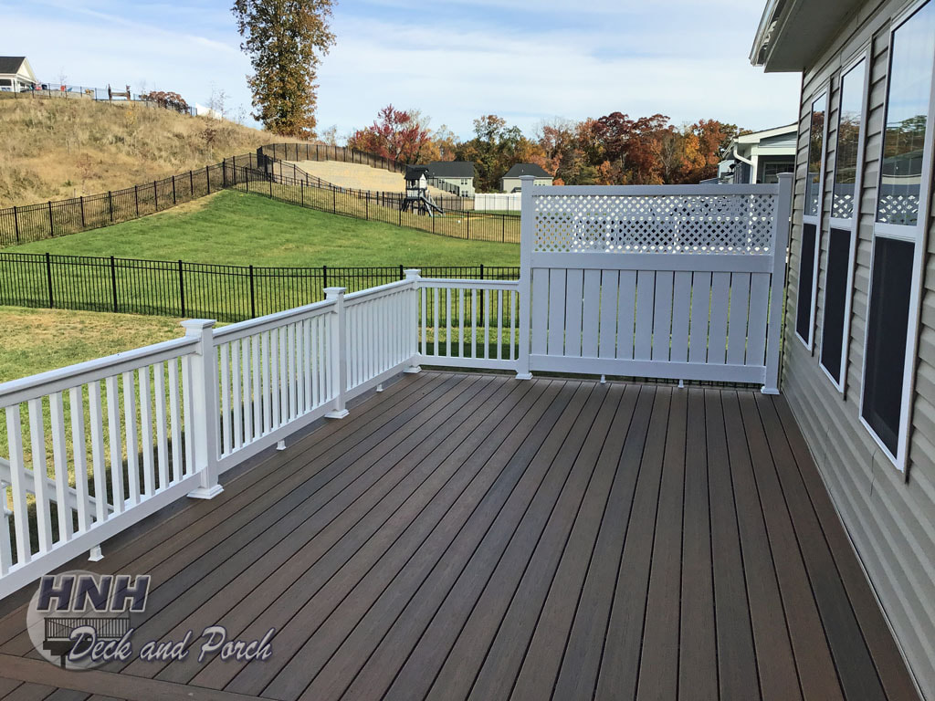 Fiberon Sanctuary Moringa decking, white vinyl railing, privacy panel