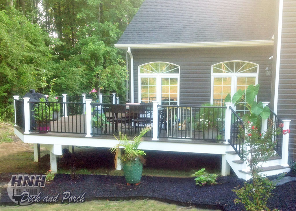 Trex Transcend composite deck using Spiced Rum flooring and Westbury black aluminum railing