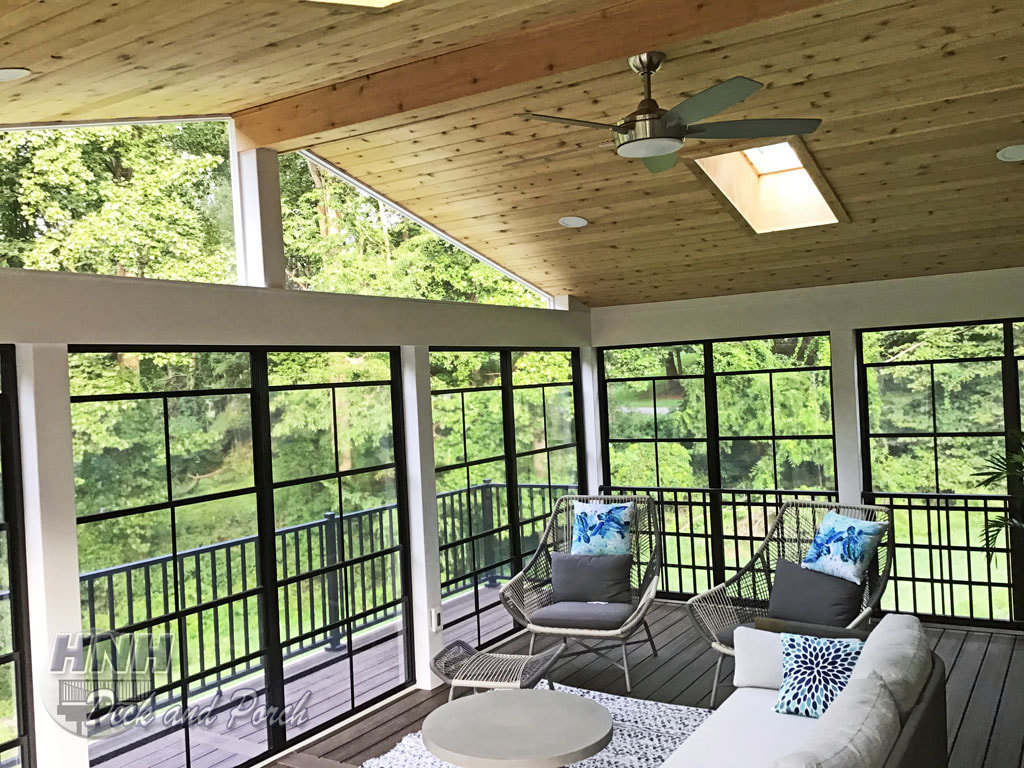 3 season room with sky lights and recessed lighting