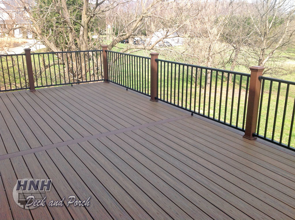 Trex Transcend composite deck using Spiced Rum and Lava Rock flooring, and Westbury black aluminum square balusters