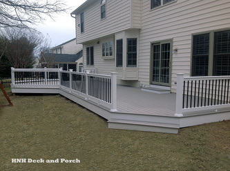 Vinyl deck with Azek Harvest Collection Decking with Slate Grey flooring, Longevity PVC white railing with black square aluminum balusters.